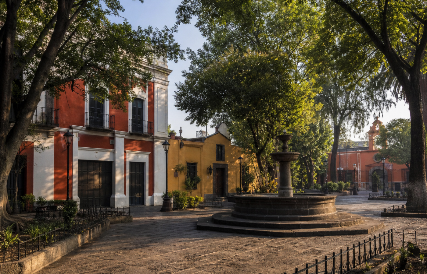 Plaza arbolada y arquitectura tradicional de Coyoacán, Ciudad de México