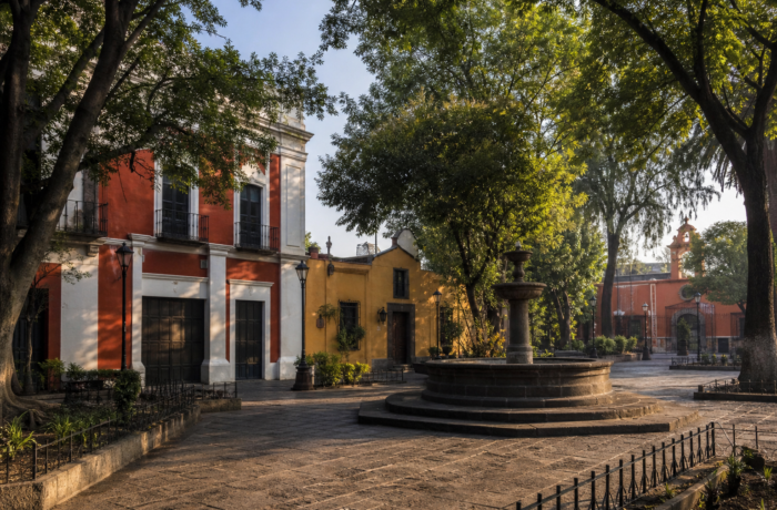 Plaza arbolada y arquitectura tradicional de Coyoacán, Ciudad de México