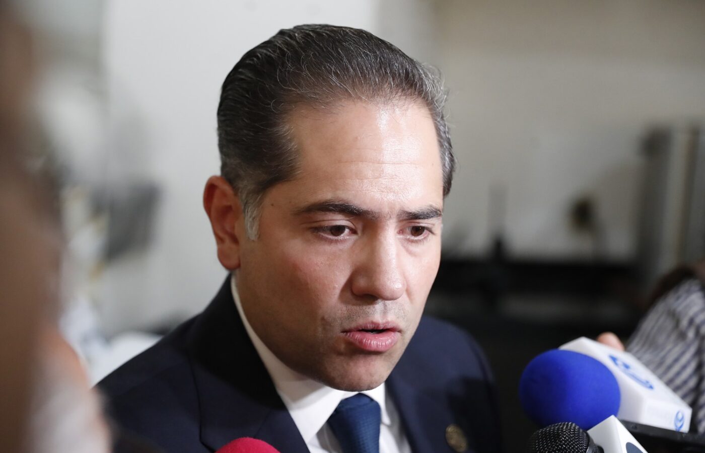 Entrevista con medios de comunicación en un recinto legislativo.